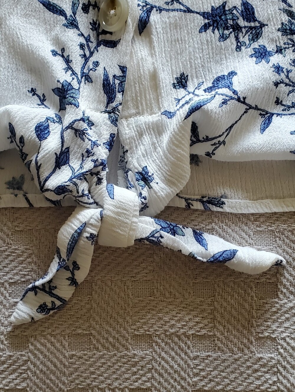 LUQ White Blue Floral V-Neck Button-Up Tie Front Gauze Blouse Shirt - Picture 5 of 12